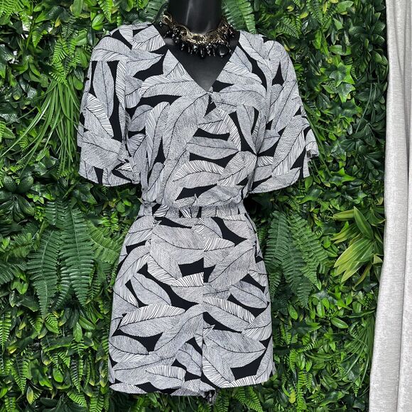 LOFT Romper Women 4P Black White Fern Floral Shorts Jumpsuit Flutter Sleeve 2193 - Picture 7 of 13
